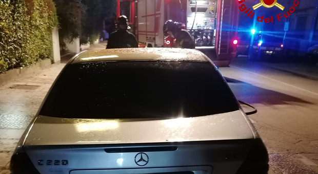 Scoppia l'incendio dentro la Mercedes parcheggiata in strada: non si esclude il dolo