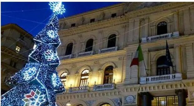 Napoli, si accende l'albero di Natale in piazza Bovio: «Un segno di speranza»