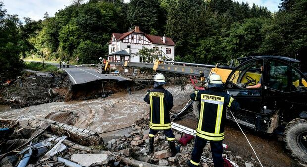 Alluvione in Germania, il sacrificio del pompiere-eroe travolto durante il salvataggio
