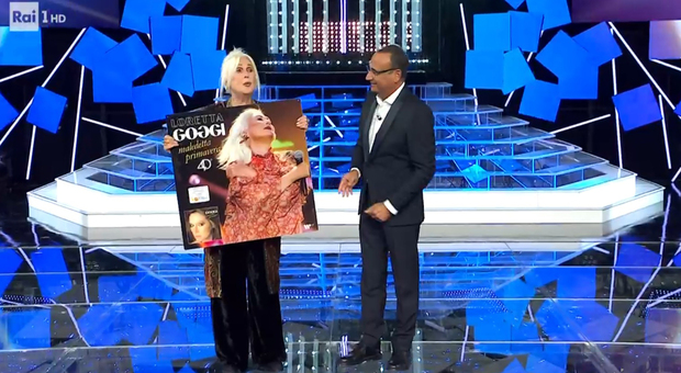Loretta Gocci premiata da Carlo Conti con il disco di platino per "Maledetta Primavera" a "Tale e Quale Show" (Foto: da video)