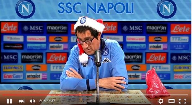 Gino Rivieccio imita Sarri: tombolata e auguri di Natale | Guarda