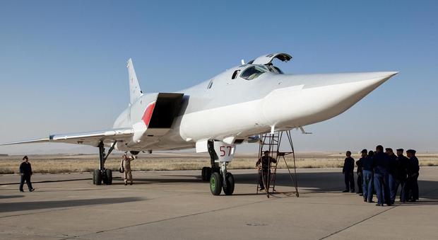 Siria, la Russia schiera jet militari in Iran: «Raid più rapidi e con più bombe»