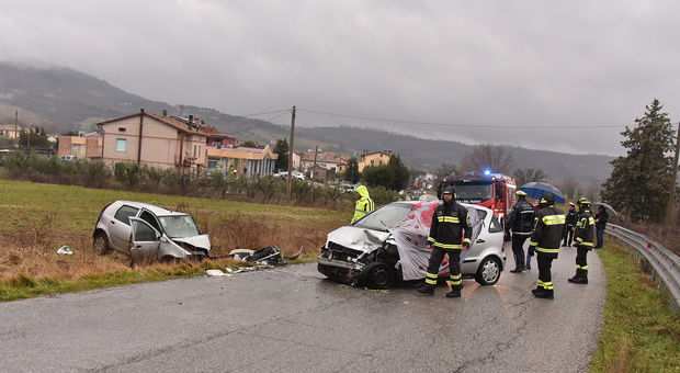 Perugia, incidente sulla Eugubina a Piccione: due morti nello schianto frontale tra due auto