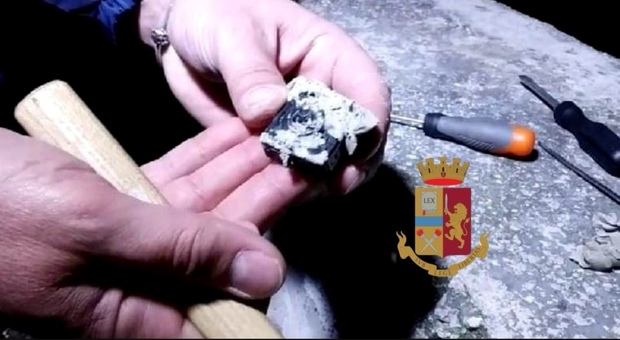 Napoli, market della droga nella casa con videosorveglianza: due arresti