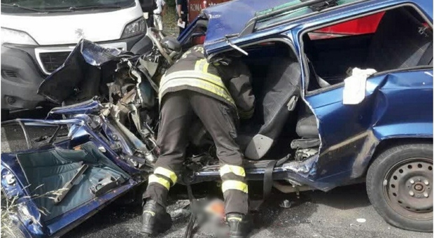 Roma, auto si scontra con furgone: morta una donna, grave bambino di quattro anni