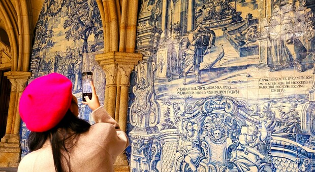 Porto, selfie nel chiostro della Cattedrale
