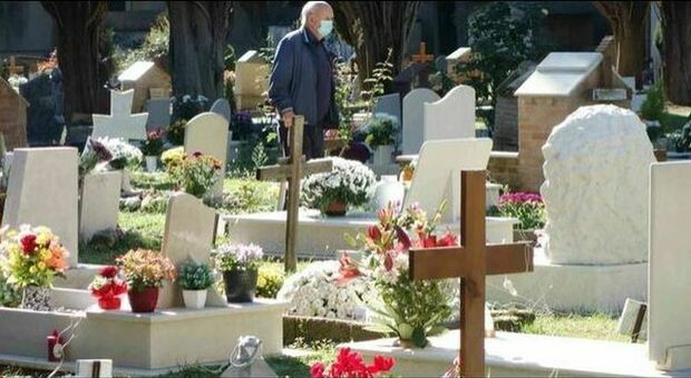 Cade dentro una tomba al cimitero e sprofonda per 3 metri: incidente choc a Palermo