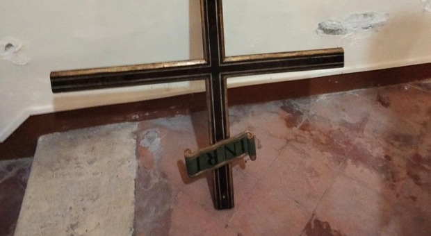 Satanisti, l'incubo della chiesa di Monterone: rubato Cristo antico, croci trovate rovesciate