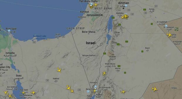 Israele Hamas, caos nei cieli: voli cancellati per Tel Aviv, le compagnie che hanno sospeso le tratte