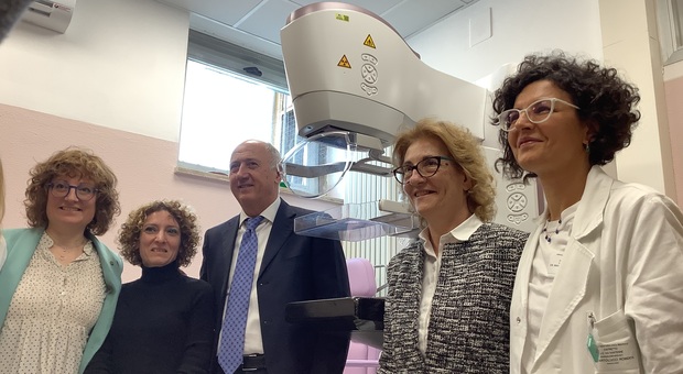 Regione e vertici Ast hanno inaugurato il nuovo mammografo: «Entro maggio 2000 prestazioni»