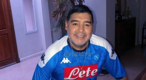 Napoli, Maradona si veste d'azzurro: «Sono orgoglioso di voi»