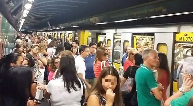 Napoli, treni della metro fermi per un'ora: passeggero aggredisce macchinista