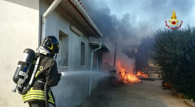 Monte San Vito, incendio di un capanno agricolo (adiacente a una casa): in fiamme macchine e attrezzature