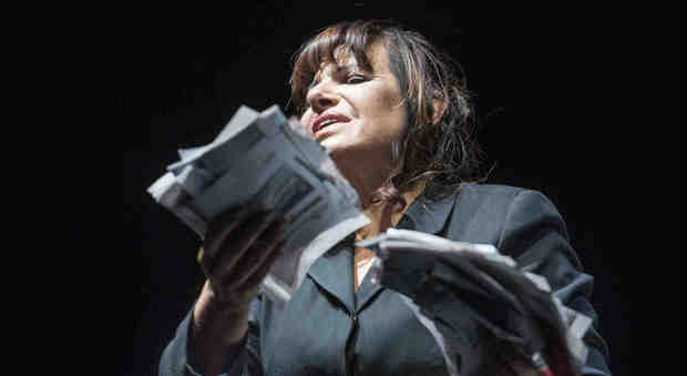 Elena Bonelli interpreta Brecht al Teatro dell'Angelo: un successo in scena fino al 26 marzo