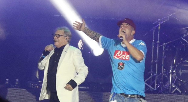 Nino D'Angelo conquista il «suo» San Paolo: «Scusa ai giovani per la Napoli che non siamo riusciti a darvi». Omaggio al popolo e a Pino Daniele