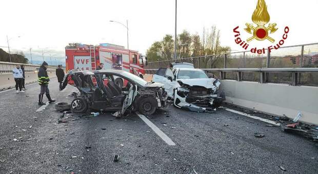 Incidente a Cagliari, scontro tra suv Maserati e una Peugeot: morto un ragazzo di 20 anni e altri tre feriti