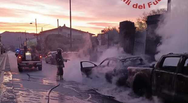 Bruciate due auto, le fiamme distruggono condotta del gas