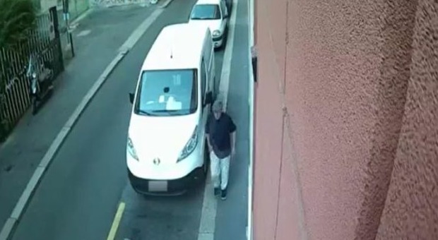 Milano, avvocatessa accoltellata, la polizia diffonde un video: «Aiutateci a trovare quest'uomo»