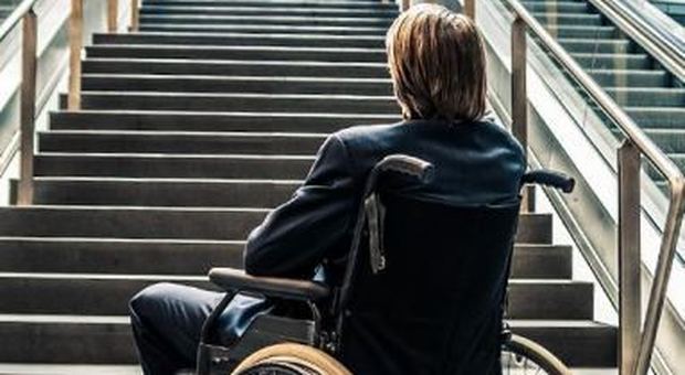 Un disabile di fronte a un ostacolo insormontabile, foto d'archivio