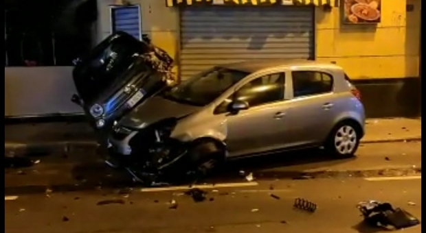 Incidente a Pompei pochi minuti prima di mezzanotte: Porsche a folle velocità contro diverse auto