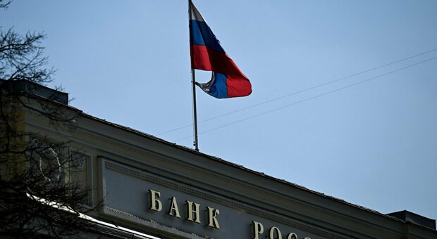 Russia, economia al collasso. «Sanzioni occidentali fanno effetto, la Banca centrale di Mosca mente»: lo studio di Yale