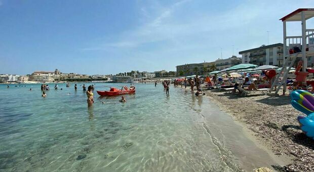 Quanto costa una giornata in spiaggia? Da Gallipoli (la più cara) a Pulsano e Vieste: il report