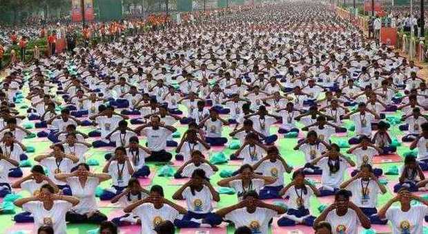 Yoga, oggi la giornata mondiale. Record in India: 35mila persone in meditazione
