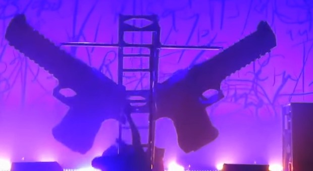 New York, Marilyn Manson ferito durante il concerto: schiacciato da una scenografia crollata sul palco