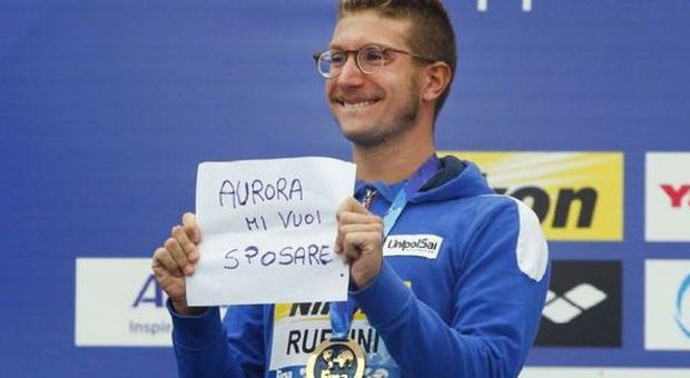 Nuoto, trionfo Italia nel fondo: oro per Ruffini, dal podio chiede alla fidanzata di sposarlo