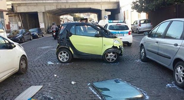 Incidente in via Galileo Ferraris, 2 feriti. Donna sbazata dall'auto