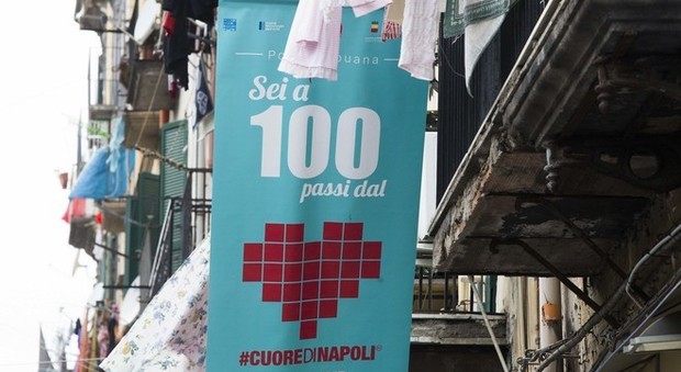 #Cuoredinapoli: porta Capuana in festa si tinge di rosso