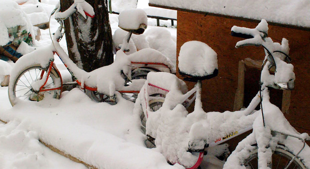 Maltempo, nevica sul valico di Colfiorito transito solo con catene o gomme termiche