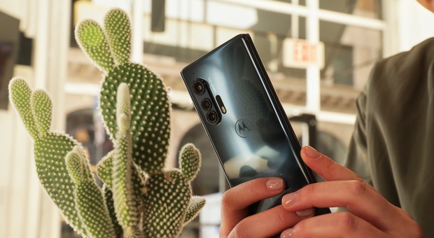 Motorola, ecco i nuovi smartphone: il rilancio con 5G e display curvo