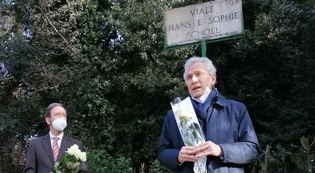 Rutelli depone una rosa bianca per Hans e Sophie Scholl, giovani eroi della Resistenza