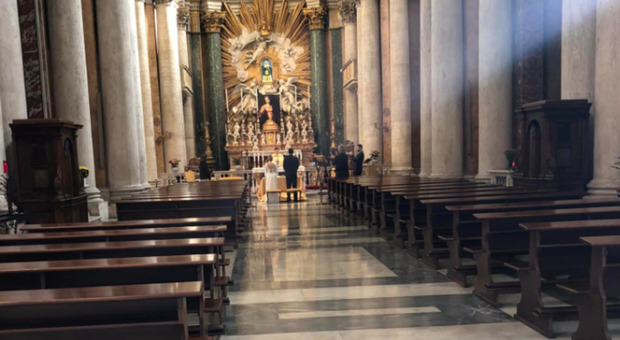 Matrimonio a Roma, ma senza invitati: gli sposi da soli all'altare, la foto è virale. «Bravi, avete fatto bene»