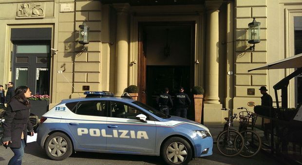 Firenze, condannato negli Usa per truffa miliardaria, la polizia cattura americano super latitante: era in hotel a 5 stelle