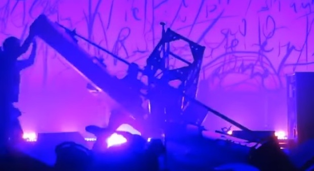 Paura al concerto di Marilyn Manson, crolla scenografia sul palco: cantante ferito Video
