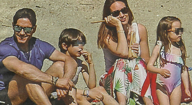 Pier Silvio Berlusconi e Silvia Toffanin al mare con i figli (Nuovo)