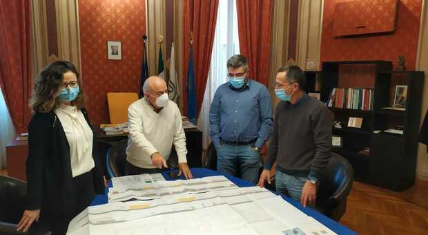 Il presidente Antonio Pettinari, secondo da sinistra, con i tecnici della Provincia