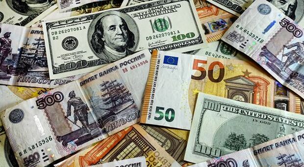 L'euro torna a bucare la parità sul dollaro