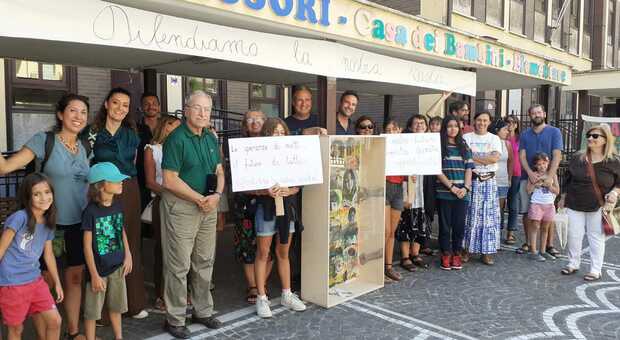 La protesta di docenti, studenti e genitori della Montessori Pini