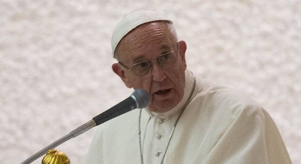 Papa Francesco: «Si salvano banche dal fallimento, ma non si trovano soldi per i migranti in mare»