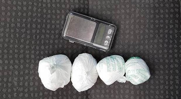 Cocaina e 8 mila euro nascosti in auto, 30enne arrestata a Sarno