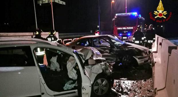 Schianto frontale tra due auto nella notte a Malo: tre persone ferite