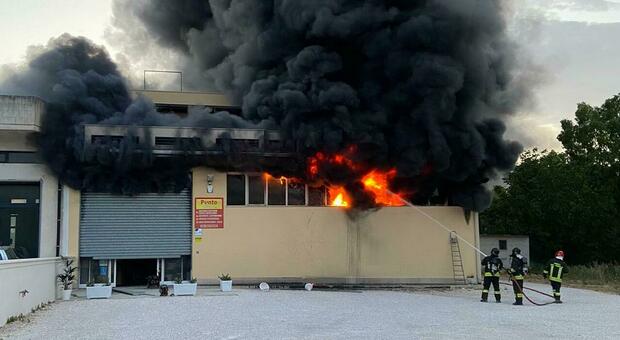 Incendio in un magazzino di materiale elettrico a San Vito dei Normanni, vigili del fuoco al lavoro