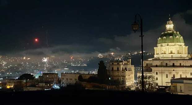 Notte di Capodanno a Napoli, botti e fuochi d'artificio nonostante l'ordinanza del sindaco Manfredi