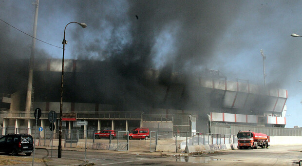 L'incendio allo stadio Iacovone di Taranto