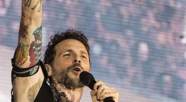 Ancona, Jovanotti diventa supereroe in delirio i 30mila allo stadio Del Conero