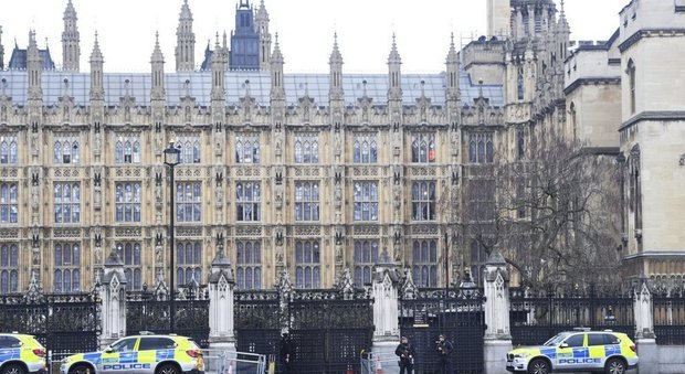 immagine Londra, spari davanti al parlamento: colpito assalitore armato di coltello