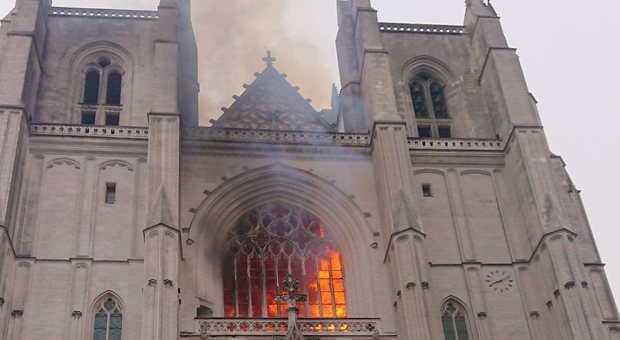 Nantes, la cattedrale gotica di Saint Pierre in fiamme. È stato un incenndio doloso Video